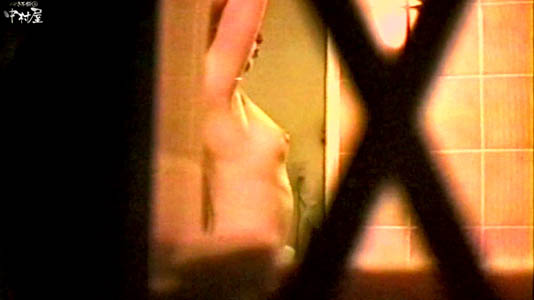 風呂上がりのオンナが髪を整えています