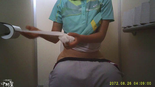 トイレットペーパーを出している女子