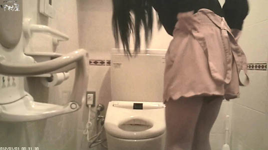 最初の女子が脱ごうとしてます