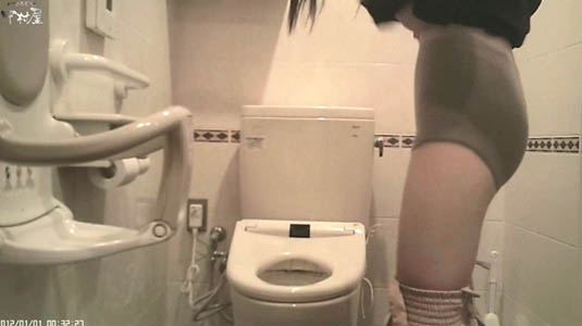 オシッコ終わりパンツを穿いてスパッツ穿いてパンスト