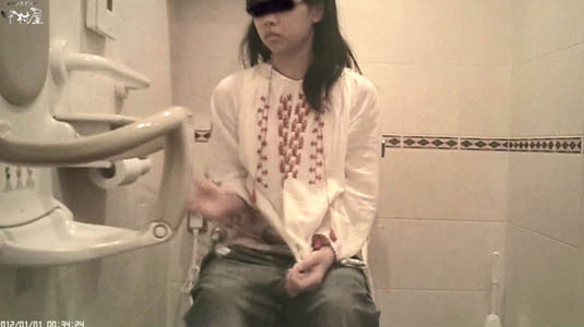 メガネ女子がオシッコ中です