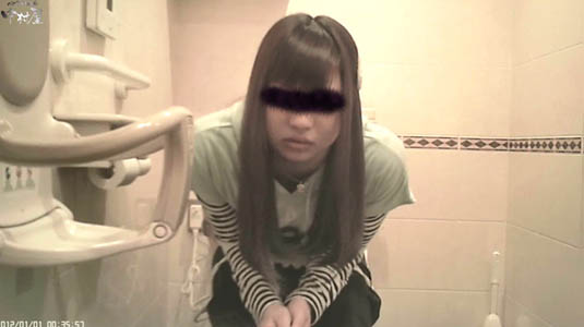 便座に座れない女子が中腰でオシッコ中