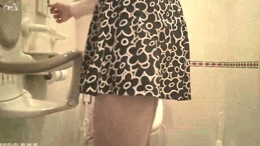 トイレが終わりスカート姿だとキレイに見える脚