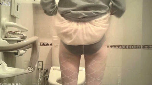 黒パンツにストッキングを穿いて身支度に時間がかかります