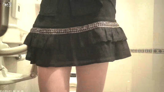 ミニスカで期待できそうな脚が登場