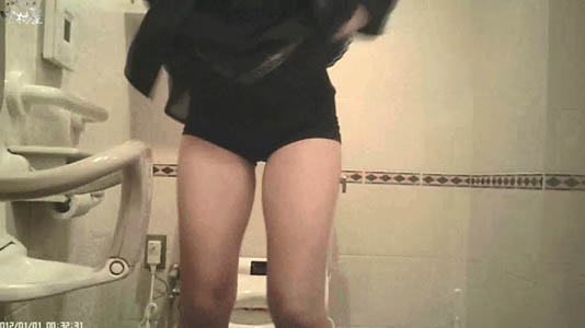 スカートを捲りあげるとスパッツでした