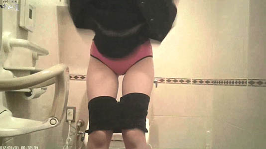 スパッツを下げるとピンクのパンツ