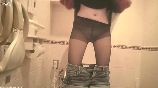 オシッコ終わってパンツを穿いてストッキングを穿く