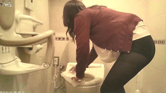 ロングスカート女子、便座にトイレットペーパーを敷いています