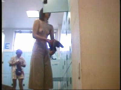 脱衣場で上を脱いでおっぱい丸出しのギャル