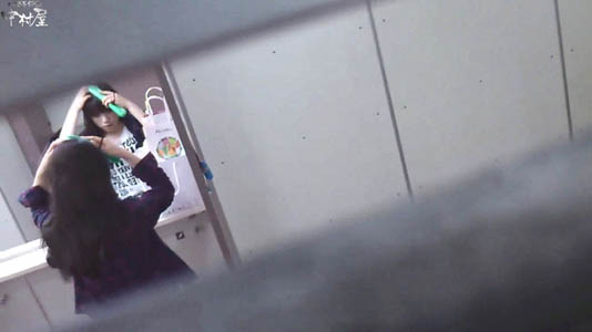 トイレの鏡の前で髪を整えるギャルを潜伏盗撮