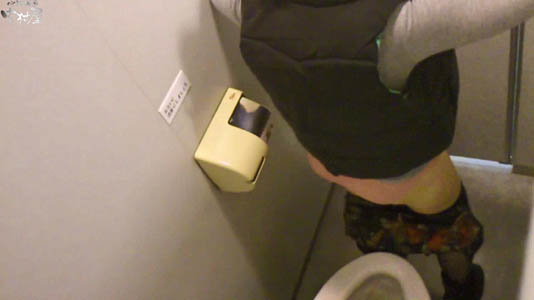上から盗撮、女子のトイレシーン