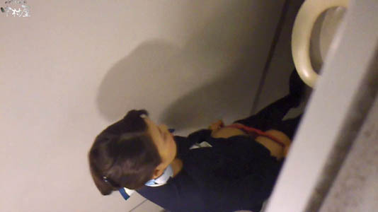 マ○コを拭き終わってパンツを穿こうとしている女子