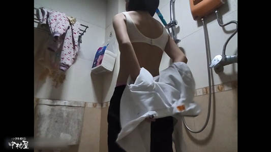服を脱ぎ始めたおかっぱ女子
