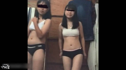 カメラの前で女子2人が脱ぎます