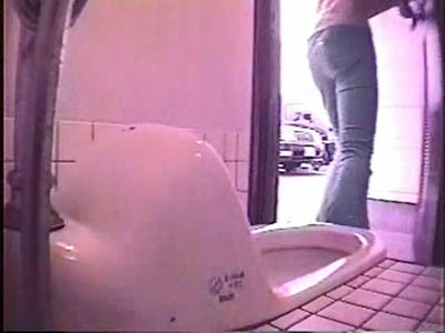 扉を開けて外に出ていくギャル