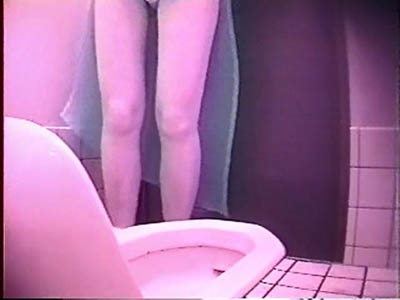 スカートを捲りあげて見える脚がエッチです