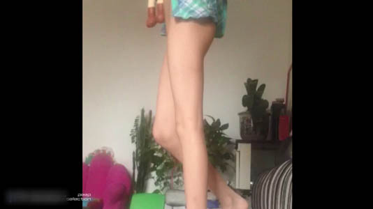 下半身スッポンポン、カメラの前で横を向いてポーズ