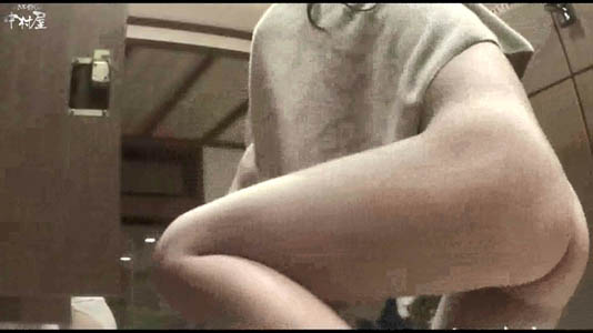 脱衣場でパンツを穿こうとしている女子