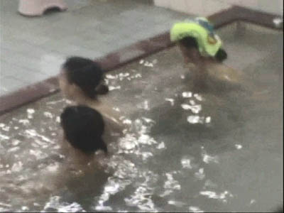 湯船につかっている女子たち