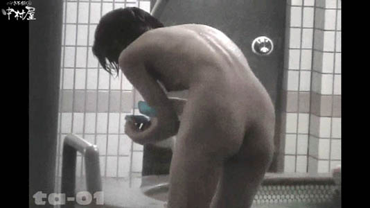 前かがみで何かしている女子のお尻がキュッとしていてキレイ