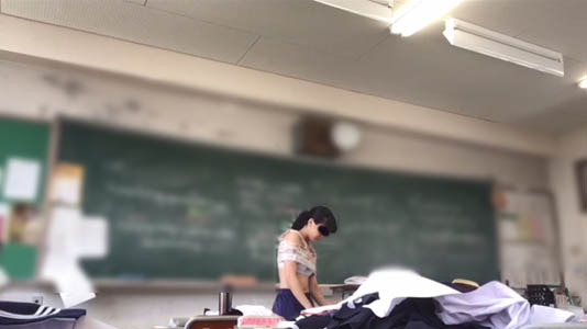 教室で制服に着替える女子