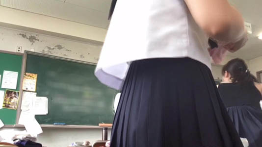 教室で盗撮カメラの前にセーラー服女子