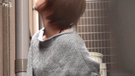 野ションをしようと周囲を確認しているギャル