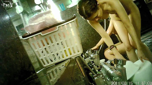 洗い終わって後片付けをしている小さいニューリンのギャル