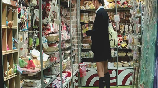 お店の中でJKに狙いを定めます