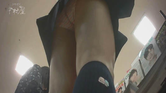 本屋でJKに接近、下から見上げてパンチラゲット