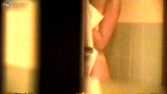 風呂から出てカラダを拭いているメガネ女子