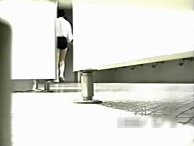 トイレから出ていく女子の後ろ姿