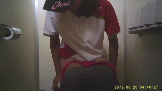 便座に座ってオシッコをしているスポーツウェアを着ている女子