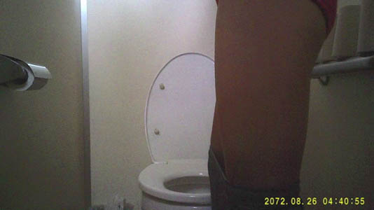 キレイな脚がカメラの前にあります