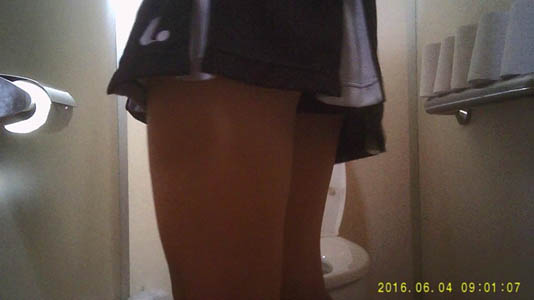 ミニスカ状態のテニスウェア、やっぱり萌えです