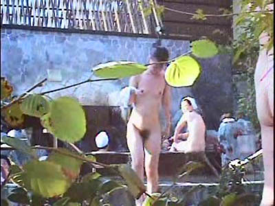 露天のお湯から出てきた小胸の女子