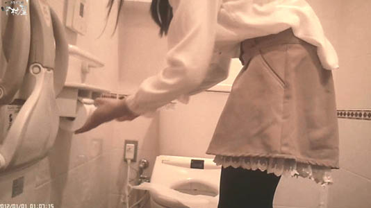 清楚な感じの女子が便座にトイレットペーパーを敷いてます