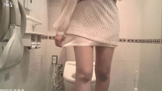 服の乱れを直してます
