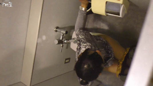 便座に座る女子を仕切りの上から盗撮