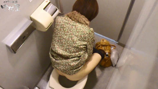 少し腰を浮かせてマンコを拭いている女子