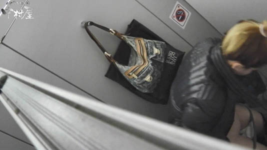 金髪女子がパンツを穿こうとしています