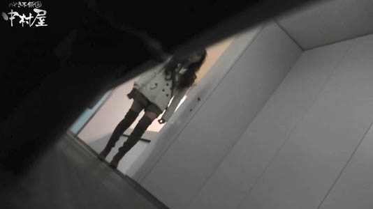 トイレに入ってきたニーハイ萌え～女子