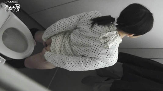 便座から立ち上がってマンコを拭いている？