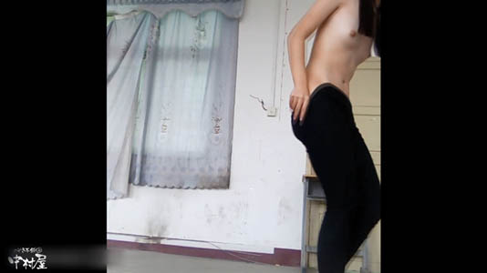 おっぱい丸出し、下もパンツごと一気に脱ぎます