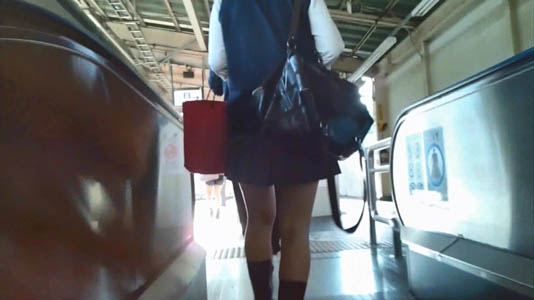 パンツを盗撮されエスカレーターを降り歩きだすJK
