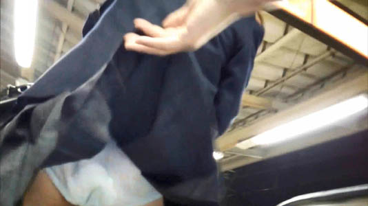 大胆にJKのスカートをめくってます