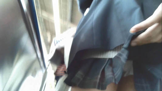 エスカレーター終了までスカートをめくったまま