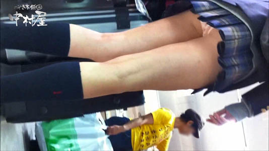 ヒザ下の高さからJKを盗撮、パンチラしてます