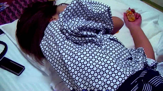 浴衣を着て寝ている女子